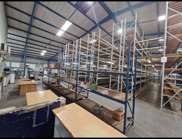 2,100M² WAREHOUSE TO LET IN JET PARK